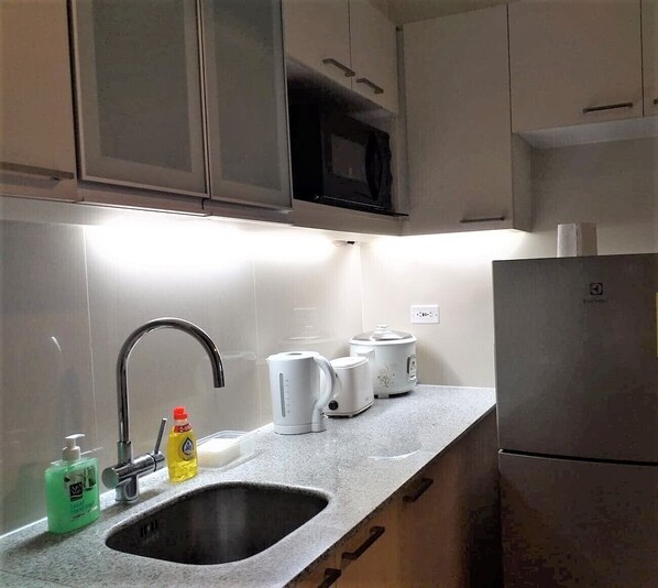 Fridge, microwave, stovetop, electric kettle