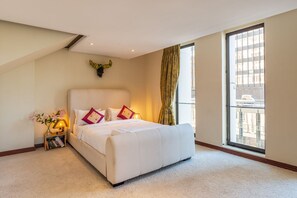 2 bedrooms, desk, iron/ironing board, travel cot - Uber Luxurious NYC-Style Penthouse, Two Minutes Walk from Long Street (Cape Town)
