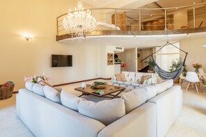 Smart TV, books, offices - Uber Luxurious NYC-Style Penthouse, Two Minutes Walk from Long Street (Cape Town)