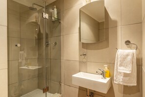 Shower, hair dryer, towels, soap - Uber Luxurious NYC-Style Penthouse, Two Minutes Walk from Long Street (Cape Town)