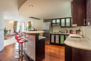 Fridge, microwave, oven, stovetop - Uber Luxurious NYC-Style Penthouse, Two Minutes Walk from Long Street (Cape Town)