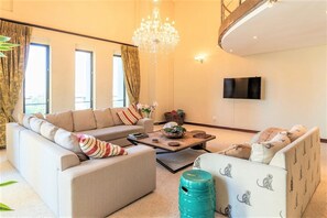 Smart TV, books, offices - Uber Luxurious NYC-Style Penthouse, Two Minutes Walk from Long Street (Cape Town)