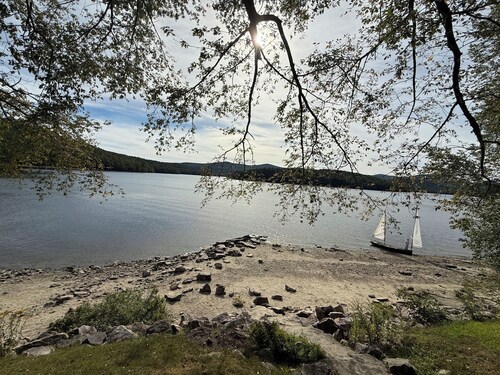 Spacious and Comfortable home. Sleeps 8.  6 bedrooms, 2 minutes to skiing