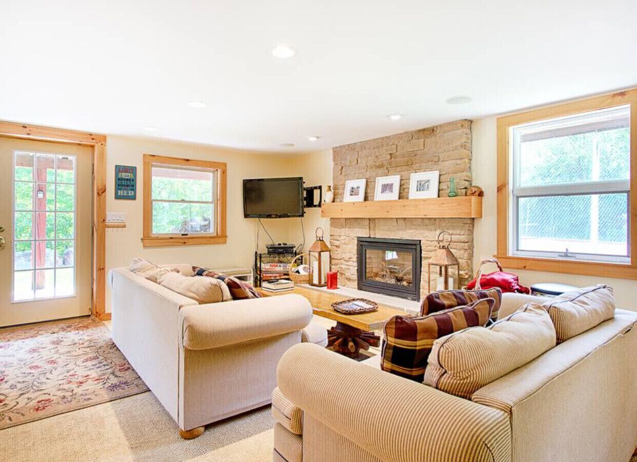 Smart TV, fireplace, DVD player, ping pong