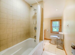 Chuveiro/banheira combinados, secador de cabelo, toalhas de banho