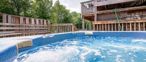 Tina de hidromasaje al aire libre