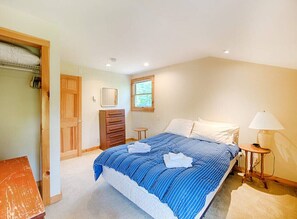 4 quartos, escrivaninha, ferros/tábuas de passar roupa