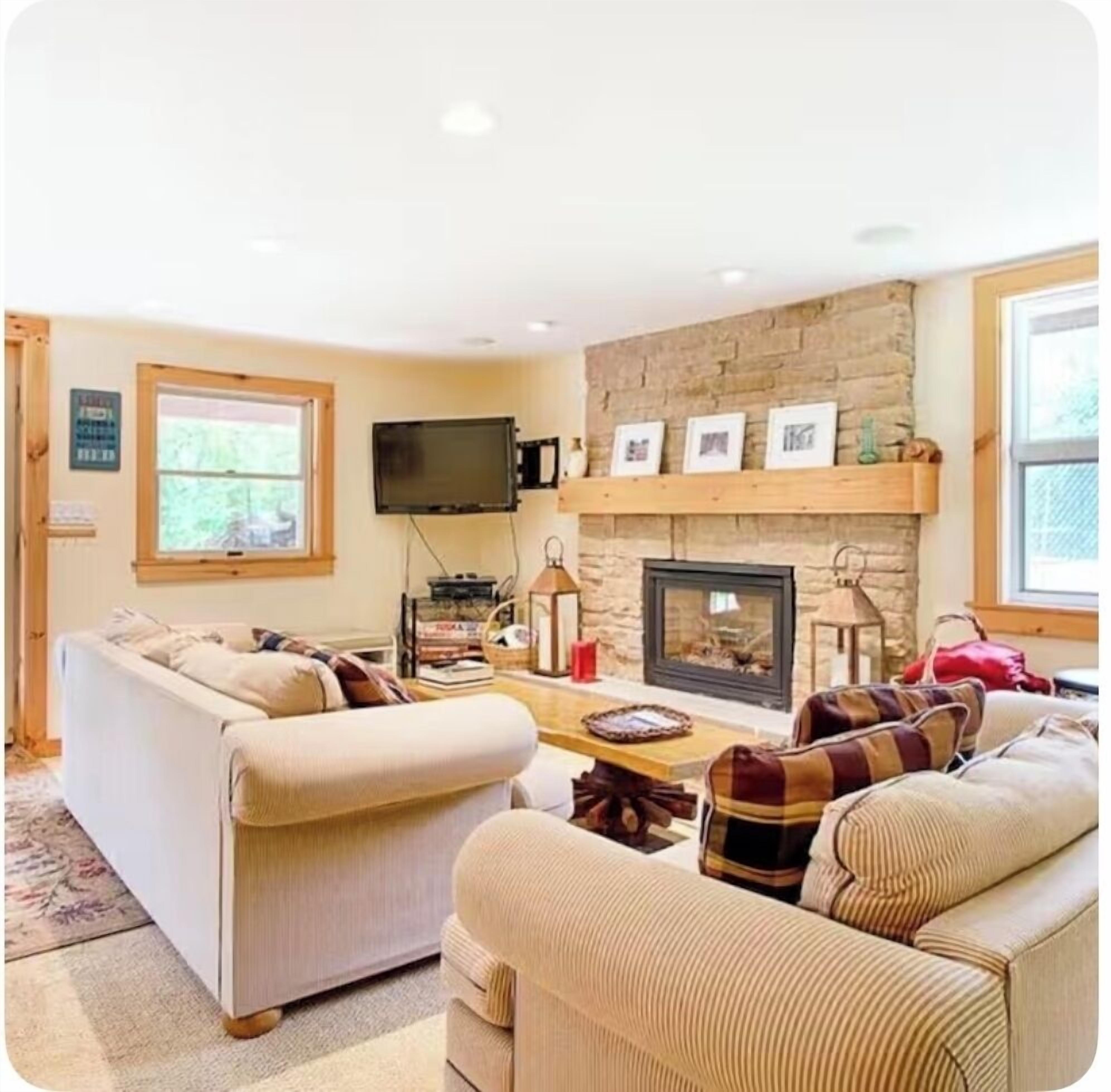 TV connectée, cheminée, lecteur de DVD, table de tennis de table