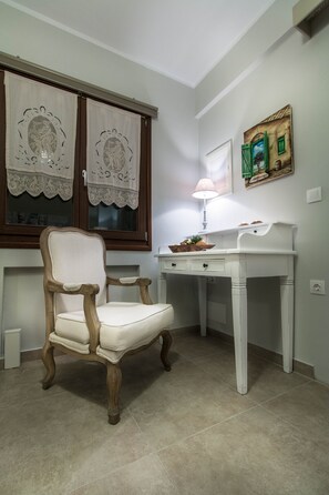 Interior - One-Bedroom Apartment with Sea View 2, First Floor - Gratsias Luxury Apartments (Stelida)