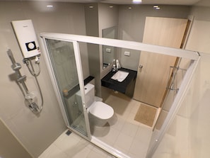 Handtücher, Shampoo, Toilettenpapier