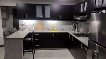 Een koelkast, een magnetron, een oven, een kookplaat