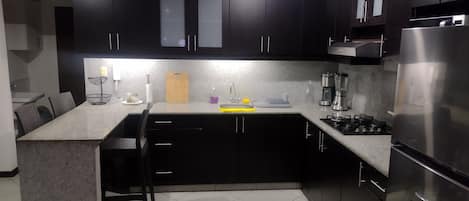 Kühlschrank, Mikrowelle, Ofen, Wasserkocher mit Kaffee-/Teezubehör