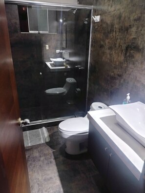 Tina con regadera, secadora de cabello, toallas, jabón 