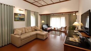 Studio Suite | Seprai antialergi, isi minibar gratis, brankas, dan meja kerja