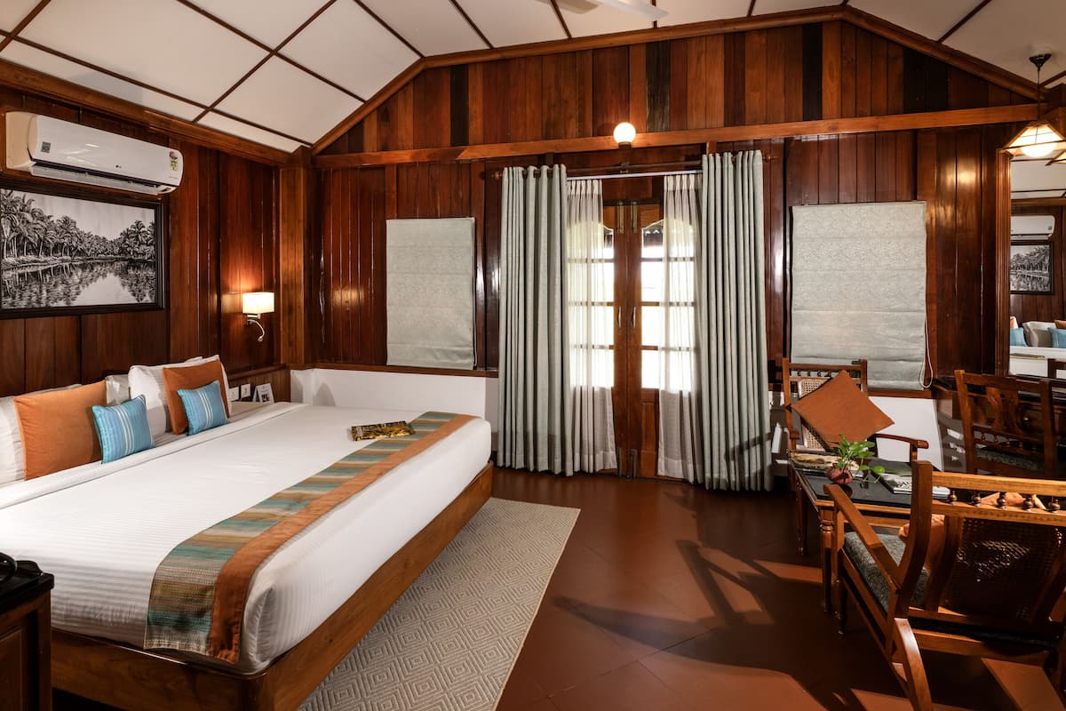 Kamar Tradisional, tepi danau (Premier Heritage Villa) | Seprai antialergi, isi minibar gratis, brankas, dan meja kerja