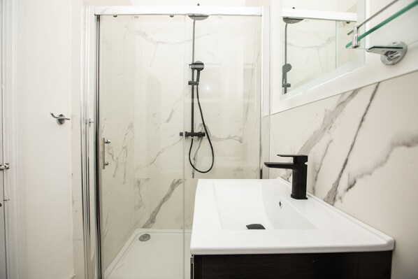 Departamento urbano | Regadera en el baño