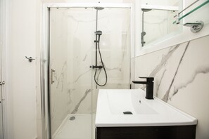 City Apartment | Bathroom shower - Belsonic Apartments (Belfast)