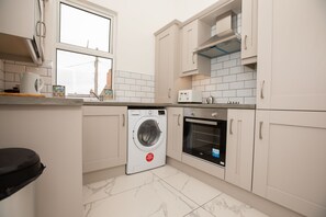 City Apartment | Private kitchen - Belsonic Apartments (Belfast)