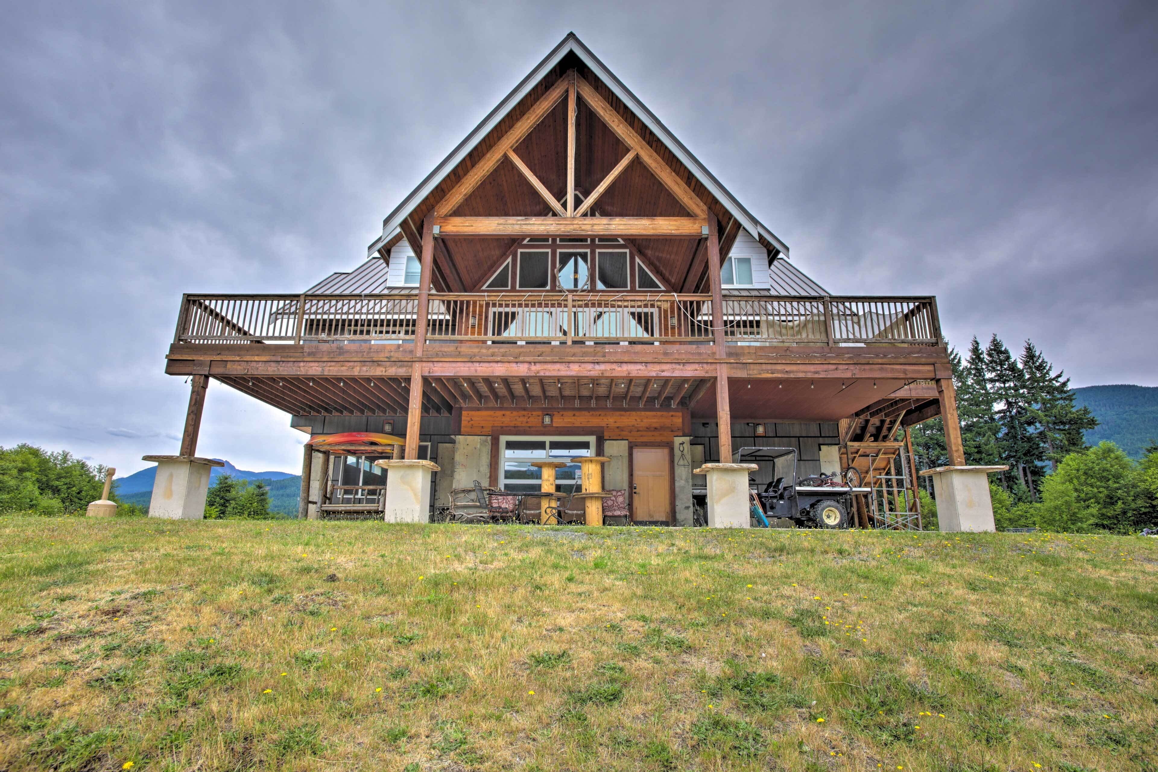 Villa w/ Firepit + Pond - 11 Miles to Mt Rainier!