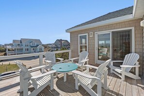 Terrace/patio - SeaClusion: Oceanside, Private Pool, Hot Tub, Elevator, 180 feet to the beach! (Corolla)