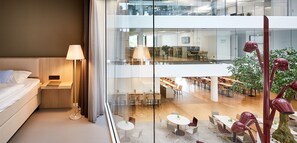 Escritorio, espacio para trabajar con laptop y cortinas blackout 