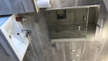 Sèche-cheveux, serviettes fournies