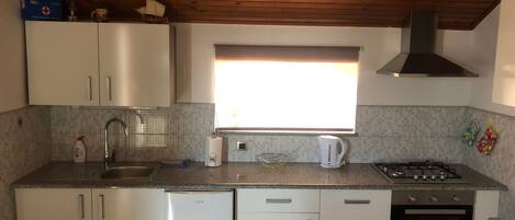 Køkkentøj/tallerkener/redskaber