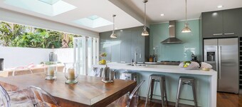 St Marys Bay 4 Bedroom Luxurious Villa for 8 & 2 Carparks 