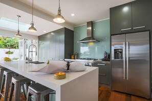 Fridge, microwave, oven, stovetop - St Marys Bay 4 Bedroom Luxurious Villa for 8 & 2 Carparks (St Marys Bay)