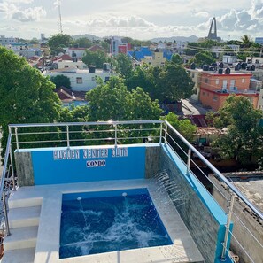 Zona residenziale con piscina, con insegna 'Highway Center City Condo'.
