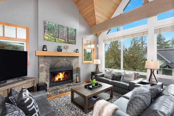 Televisión, chimenea y oficina 