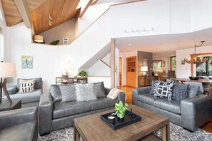 Televisión, chimenea y oficina 