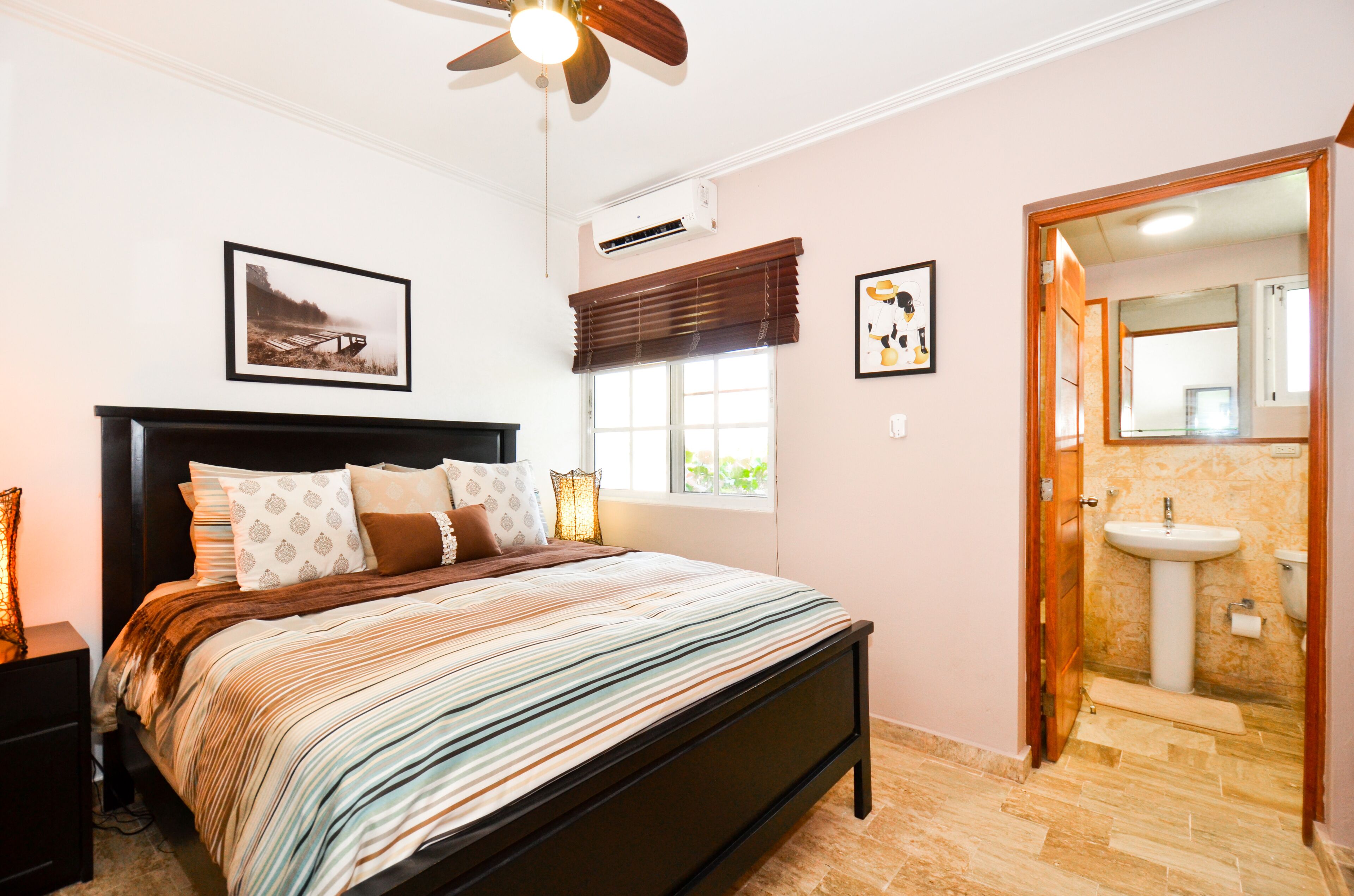 2 chambres, coffres-forts dans les chambres, fer et planche à repasser