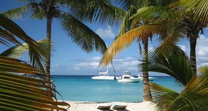 Condo au rez-de-chaussée abordable et adorable de 2 chambres prÚs de la plage, des magasins et plus