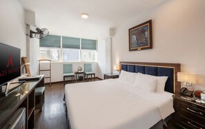 Habitación Deluxe doble | Minibar, caja fuerte, cortinas opacas y tabla de planchar con plancha