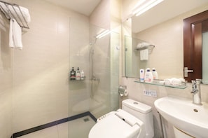 Habitación Deluxe doble | Baño | Ducha, artículos de higiene personal gratuitos y secador de pelo
