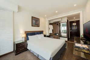 Habitación doble Deluxe | Minibar, caja de seguridad en la habitación y cortinas blackout