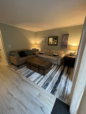 Smart-TV, Tischtennisplatte, Bücher