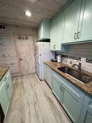 ثلاجة، ميكروويف، فرن، موقد طهي مسطح