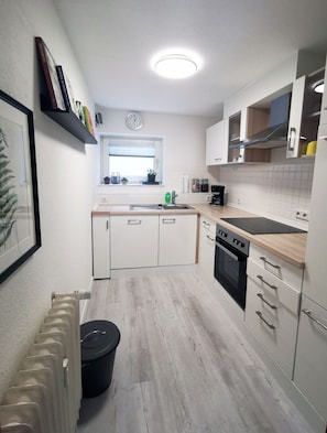 Standard-Apartment | Eigene Küche | Kühlschrank, Mikrowelle, Ofen, Herdplatte