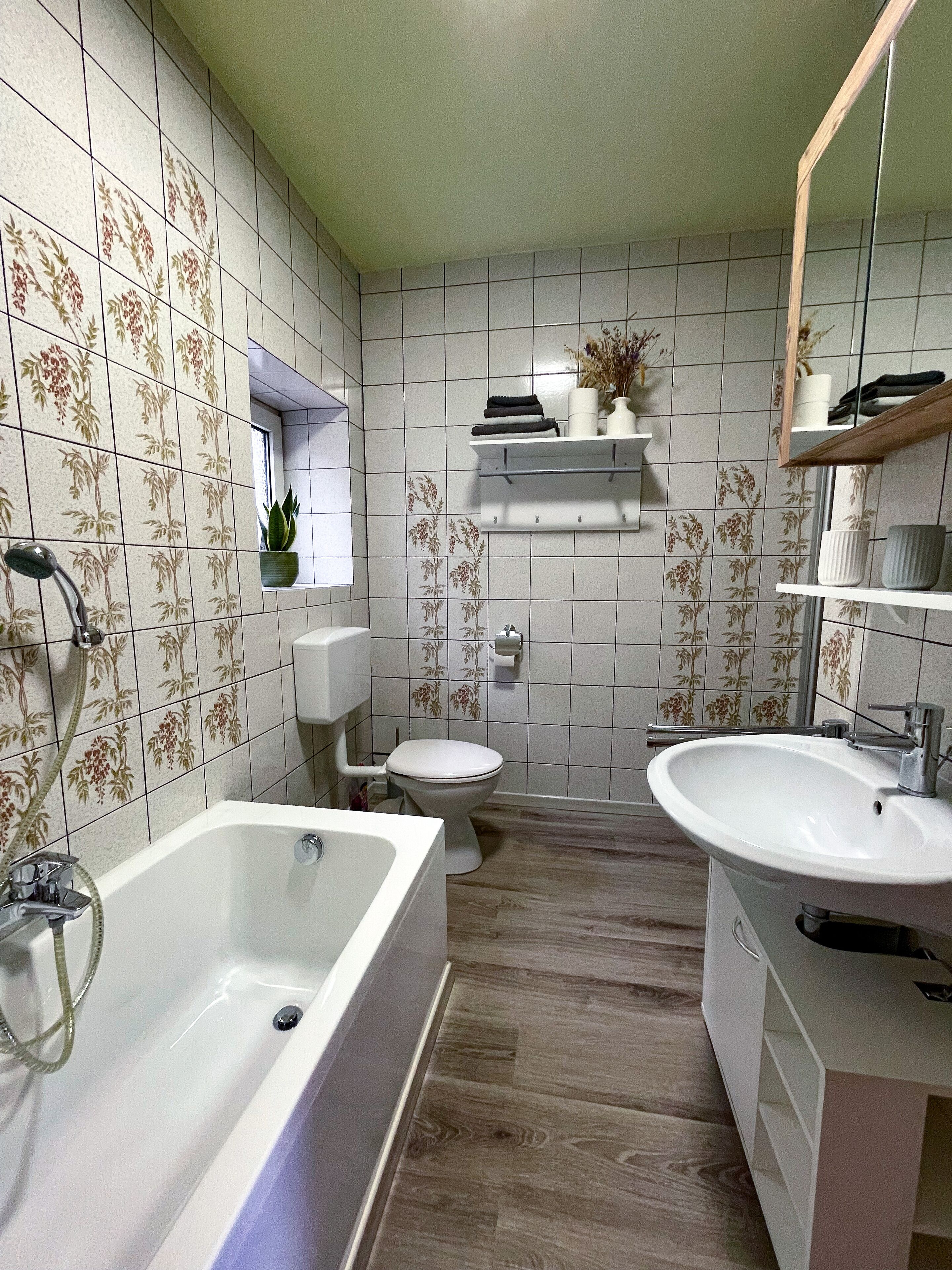 Badewanne und Dusche (separat), Haartrockner, Handtücher, Seife