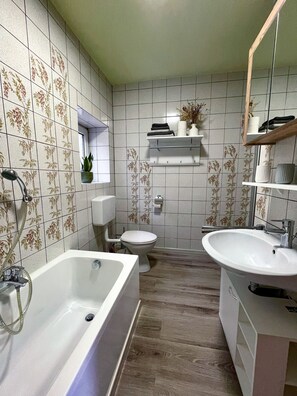 Separate tub and shower, hair dryer, towels, soap - Ferienwohnung Im Kleinen Feld (Waldeck)