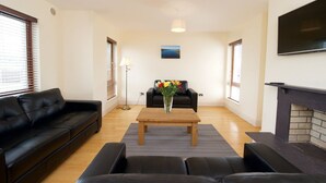 En 42-tommers Flatskjerm-TV med digitale kanaler samt TV