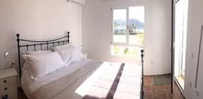 4 slaapkamers, een strijkplank/strijkijzer, wifi, beddengoed