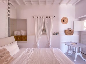 1 bedroom, iron/ironing board, WiFi, bed sheets - The Cabin Mykonos Town , serviced free arrival transfer, unique location. (Mykonos)