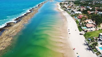 Perto da praia, espreguiçadeiras