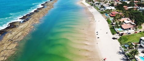 Perto da praia, espreguiçadeiras 