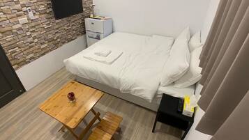 Double Room (Chill White) | Desk, blackout drapes, soundproofing, free WiFi