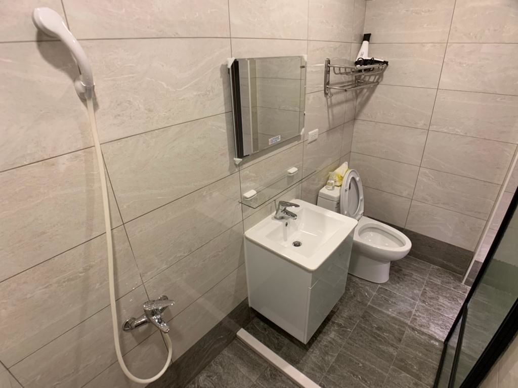 Ducha, artículos de tocador gratuitos, secador de pelo, pantuflas