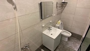 Ducha, artículos de tocador gratuitos, secador de pelo, pantuflas
